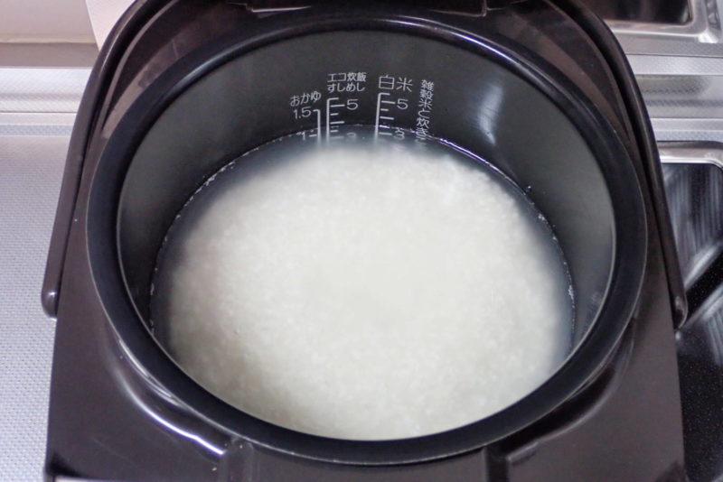 もち麦ご飯の炊き方 白米と水を目盛りまで入れる
