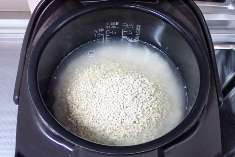 もち麦ご飯の炊き方 もち麦と水を入れる