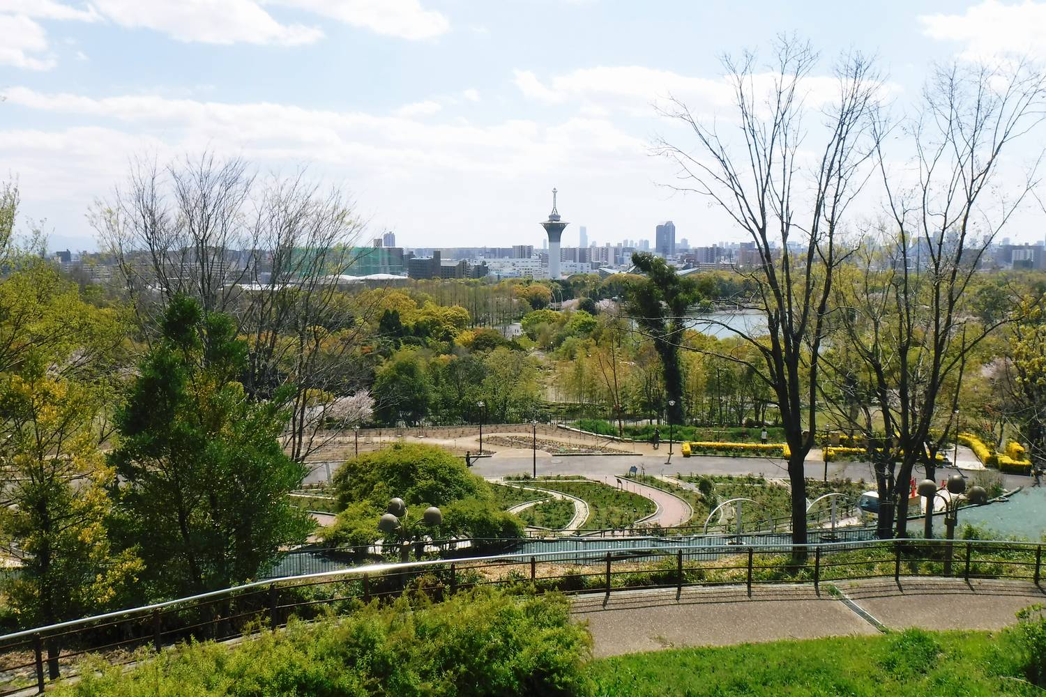 大阪市鶴見区の鶴見緑地 風車の丘大花壇はチューリップの名所 休日充実化計画