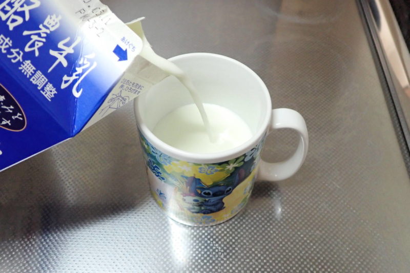 成分無調整牛乳の量をコップ1杯弱減らす