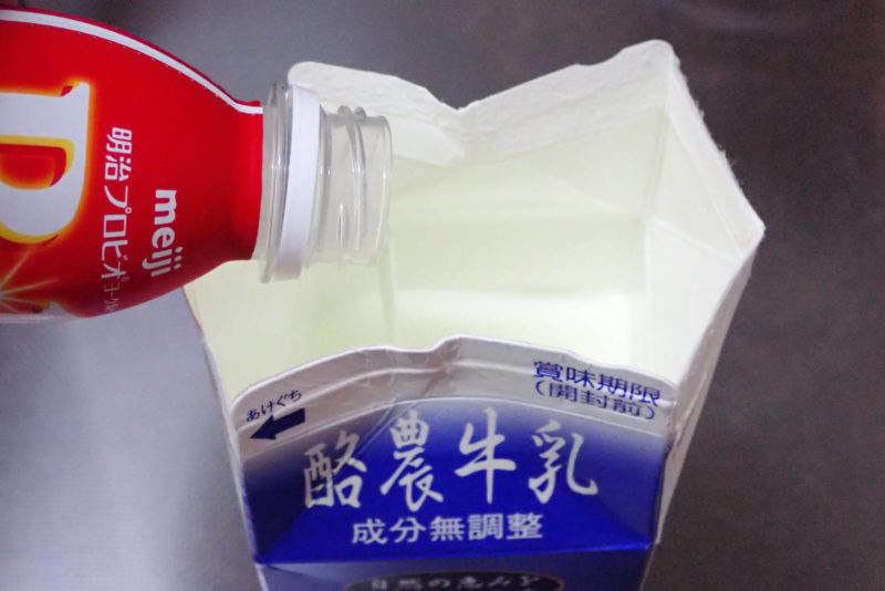 成分無調整牛乳に明治プロビオヨーグルト R-1を入れる